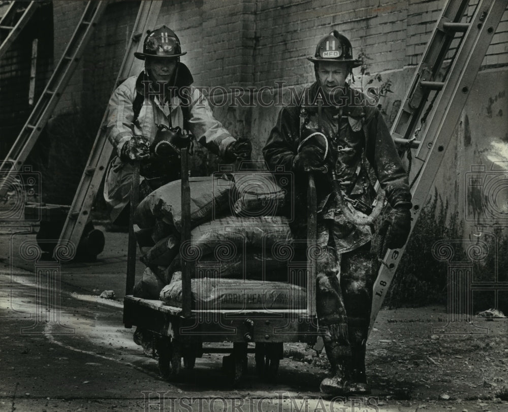 1979 Press Photo Firefighters neutralizing chemicals at Milwaukee tannery- Historic Images