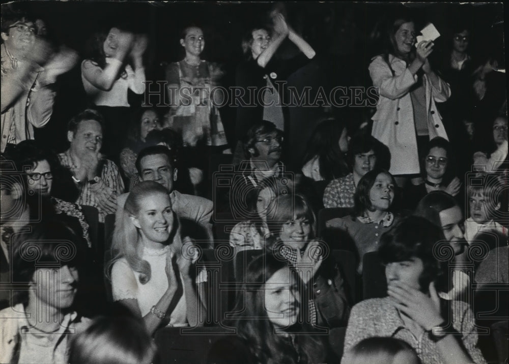 1972 Press Photo Pam Powell and Tricia Nixon Cox at a concert, Wisconsin