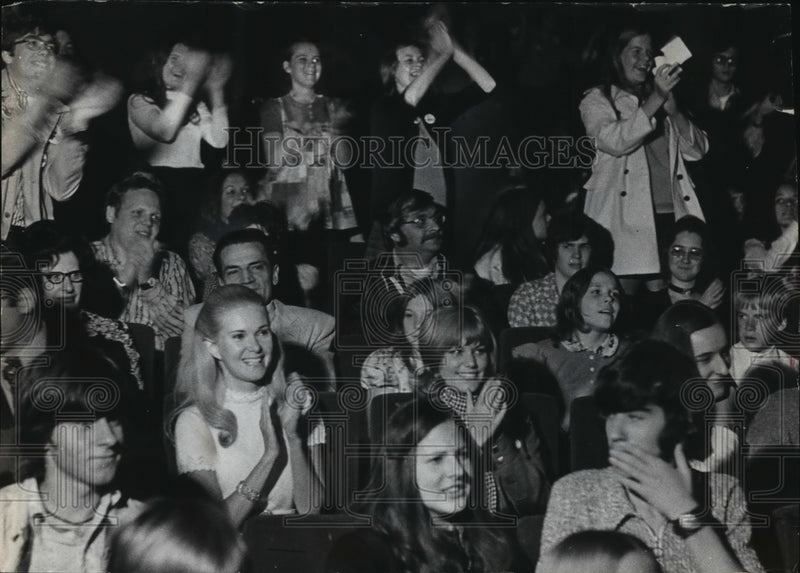 Load image into Gallery viewer, 1972 Press Photo Pam Powell and Tricia Nixon Cox at a concert, Wisconsin
