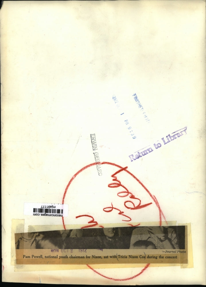 1972 Press Photo Pam Powell and Tricia Nixon Cox at a concert, Wisconsin