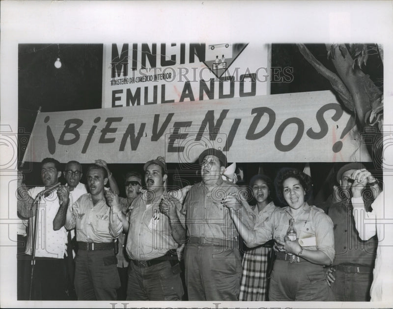 Load image into Gallery viewer, 1963 Press Photo Cubans singing the Communist Internationale at a demonstration
