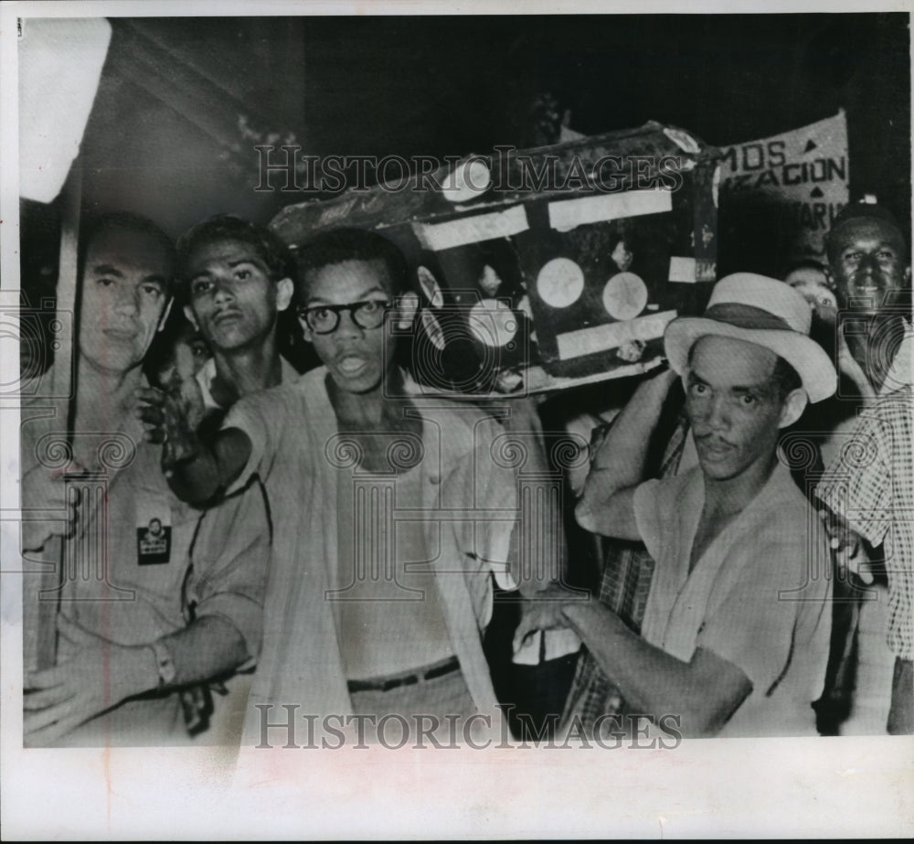 1960 Press Photo Coffin representing Texaco Incorporated carried by Cubans- Historic Images