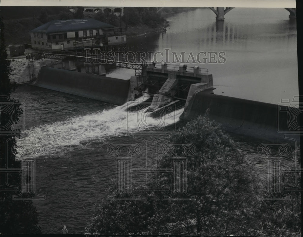 1949 Press Photo Milwaukee River Dam; Width reduced for repair; Wisconsin- Historic Images