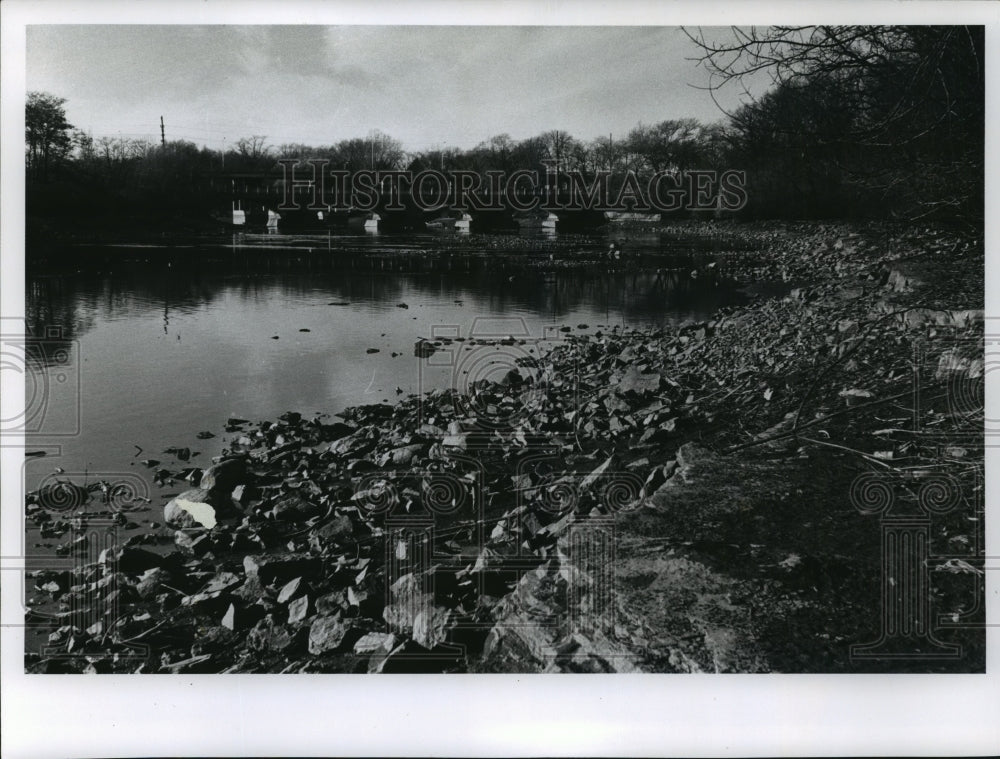 1963 Press Photo Estabrook park dam opening lowers level of Milwaukee River