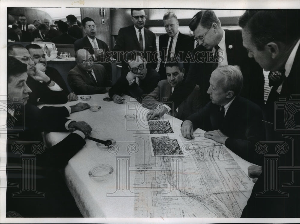 1961 Press Photo Wisconsin and Milwaukee officials discuss new post office- Historic Images