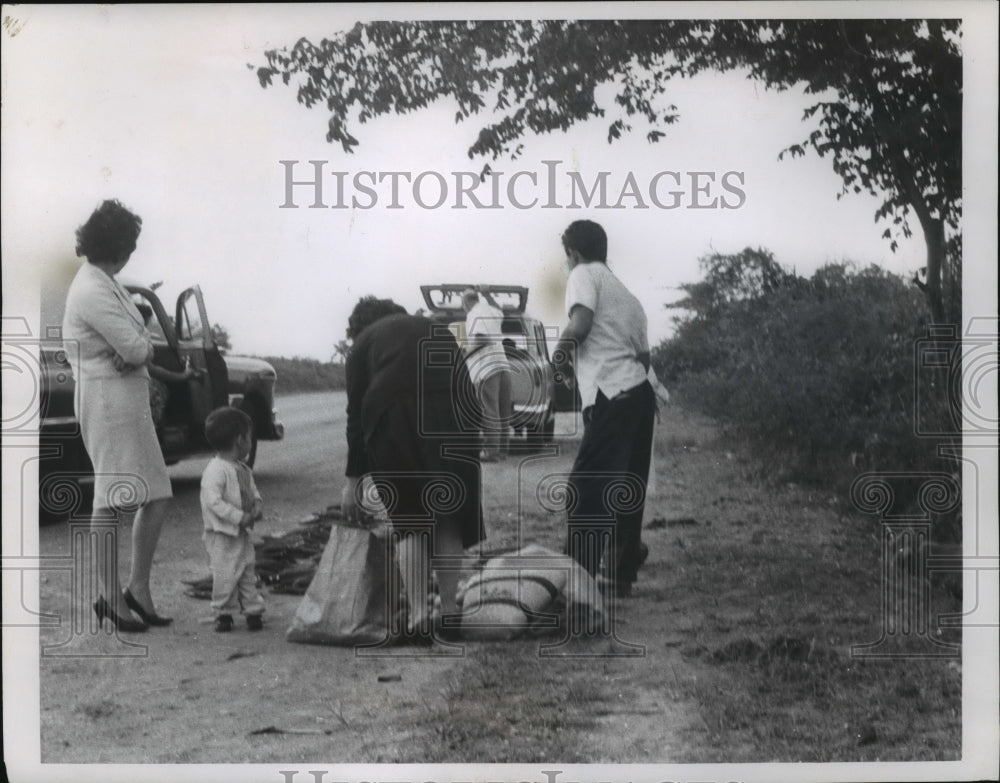 1963 Press Photo Cuban Travelers bought food at a roadside in Maranzas Province.- Historic Images