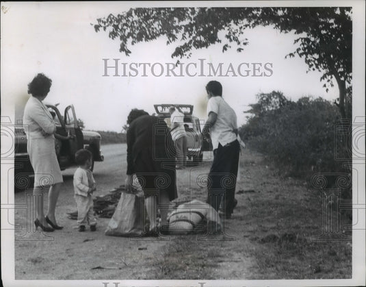1963 Press Photo Cuban Travelers bought food at a roadside in Maranzas Province.- Historic Images