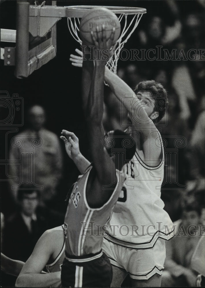 1983 Press Photo Basketball Player Vic Lazzarretti tries to block a shot- Historic Images