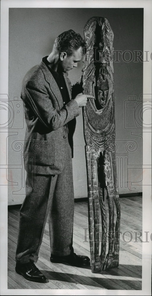1958 Press Photo Arthur Niehoff with New Guinea memorial board, Milwaukee Museum- Historic Images