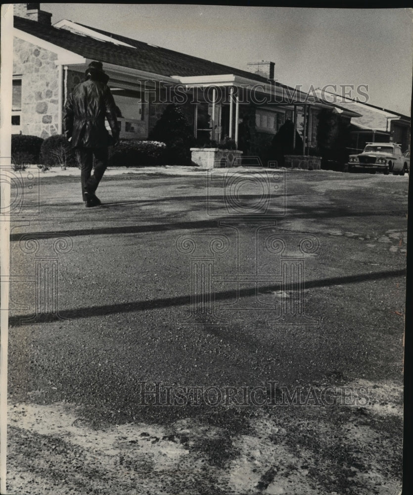 1975 Press Photo Police investigate shooting in Summit, Wisconson- Historic Images