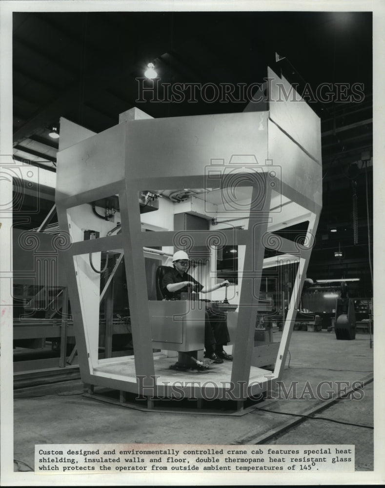 1989 Press Photo Crane Manufacturing &amp; Service Corp designed heat shielding cab- Historic Images