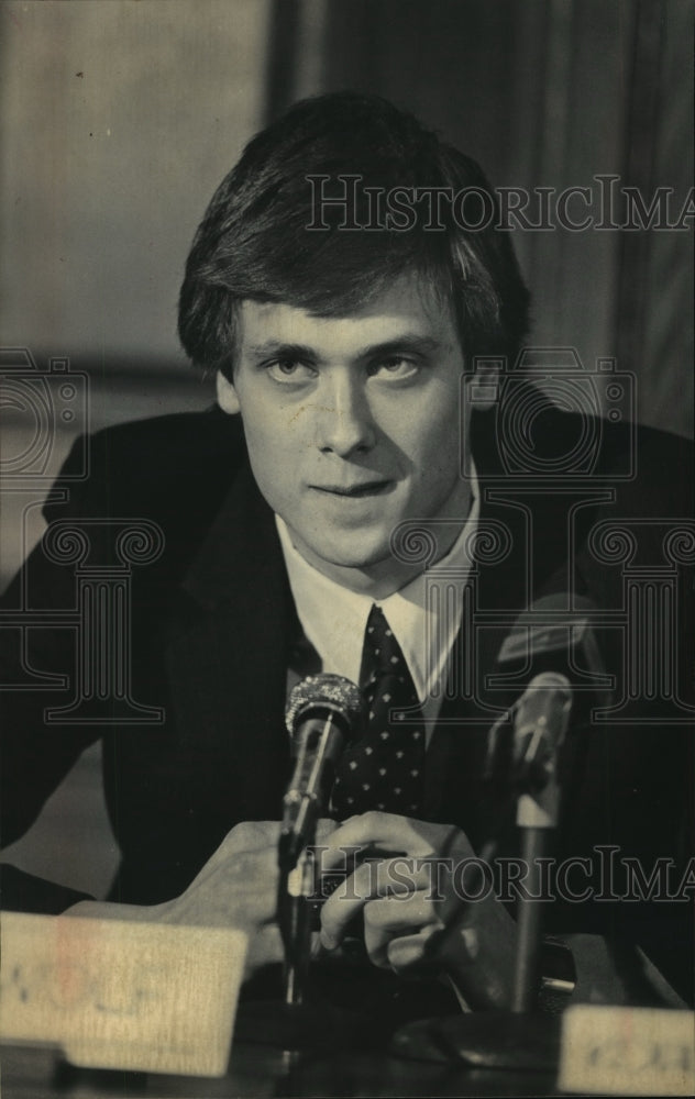 1983 Press Photo Joe Wolf Accepts Basketball Scholarship to North Carolina- Historic Images