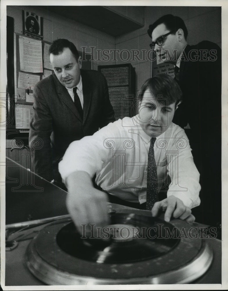 1969 Press Photo W.C. Dunn with two WFMR announcers Bill Munger and Jim Wohlitz.- Historic Images