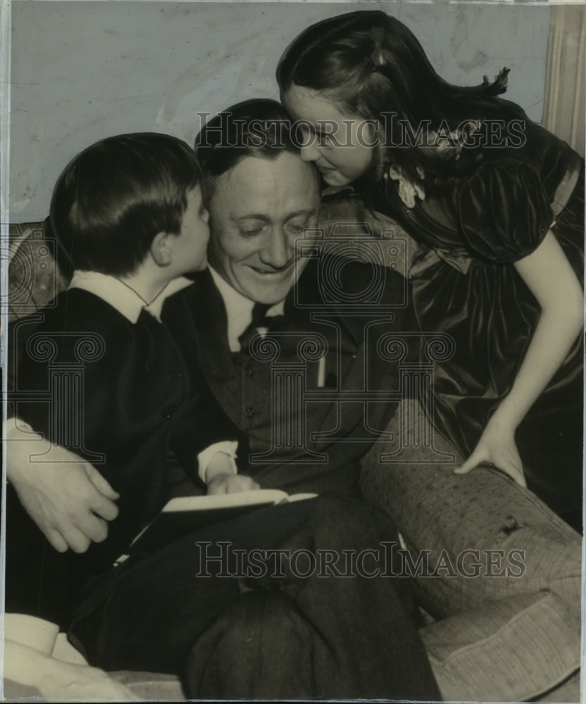 1939 Press Photo William O. Douglas with his children William Junior and Mildred- Historic Images