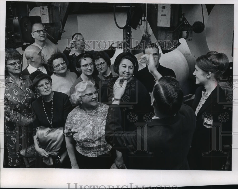 1965 Press Photo Group of hearing-impaired people touring The Milwaukee Journal- Historic Images