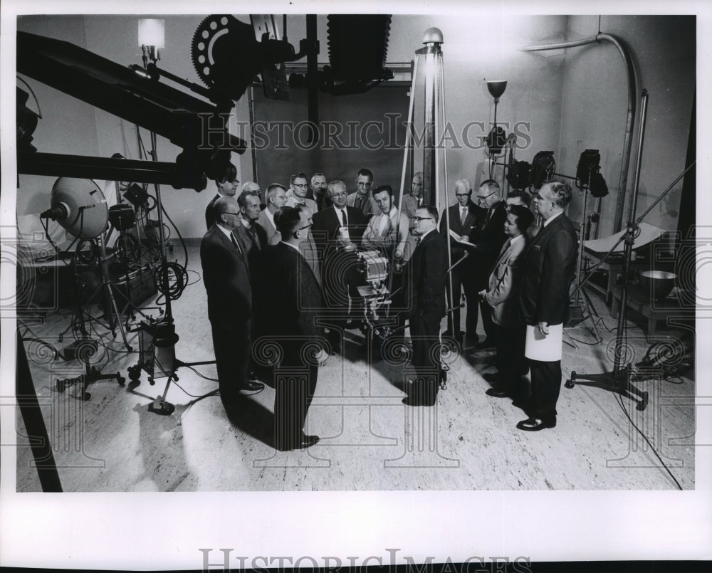 1962 Press Photo Studio-Touring photo pictorialists for LJ - mja92181