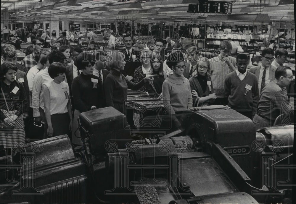 1966 Press Photo Visitors at the Milwaukee Journal inspect stereotype department- Historic Images