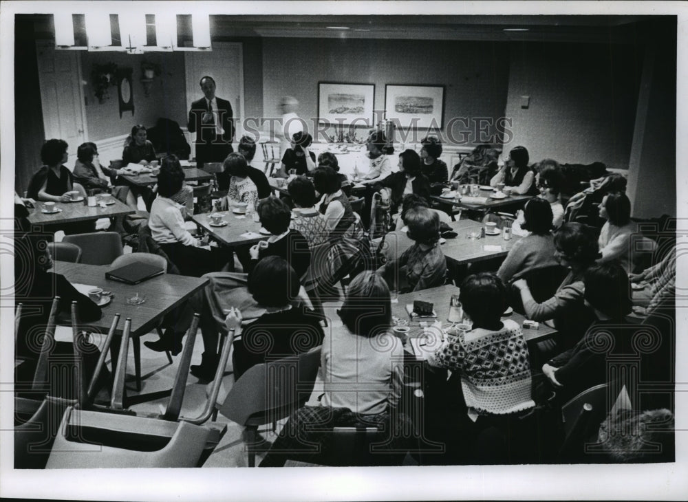 1964 Press Photo William Kling speak to members of Alpha Gamma Chapter.- Historic Images