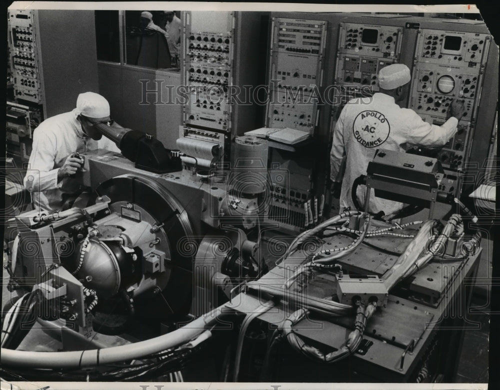 1966 Press Photo Robert Johnson &amp; Robert Costello test an Apollo guidance system- Historic Images