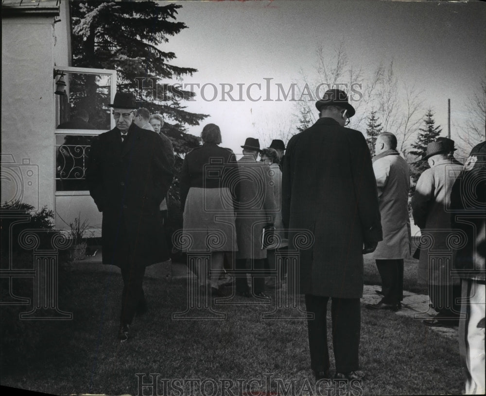 1967 Press Photo Robert J. Davidson and his murder trial jury at crime scene- Historic Images