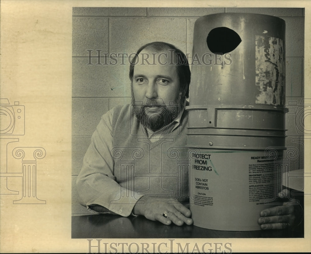 1986 Press Photo Dick Minch poses with a plastic bucket duck house- Historic Images