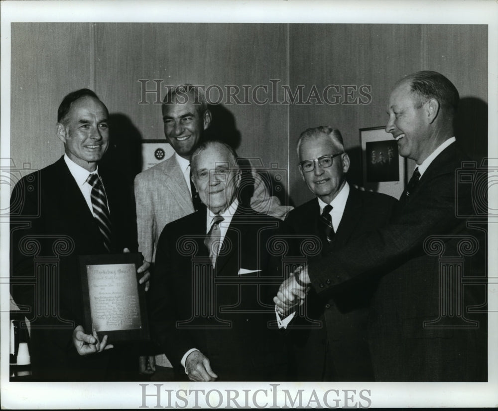 1970 Press Photo Johnson Service Co. Receives UW Management Award for Excellence- Historic Images