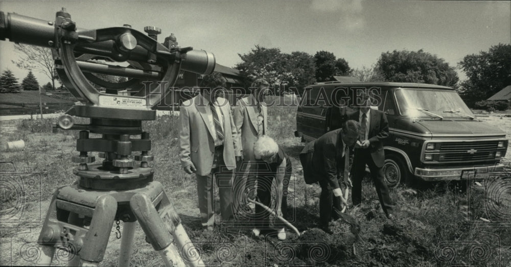 1983 Press Photo Custom Craft Vans Breaks Ground on New 25,000 Square Foot Site- Historic Images