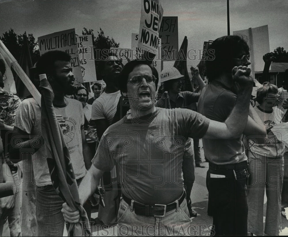 1978 Press Photo Anti-Nazi Demonstrators Waved Signs And Jeered Near Police
