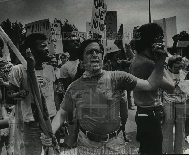 Load image into Gallery viewer, 1978 Press Photo Anti-Nazi Demonstrators Waved Signs And Jeered Near Police
