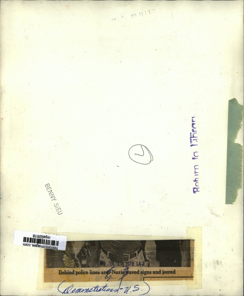 1978 Press Photo Anti-Nazi Demonstrators Waved Signs And Jeered Near Police