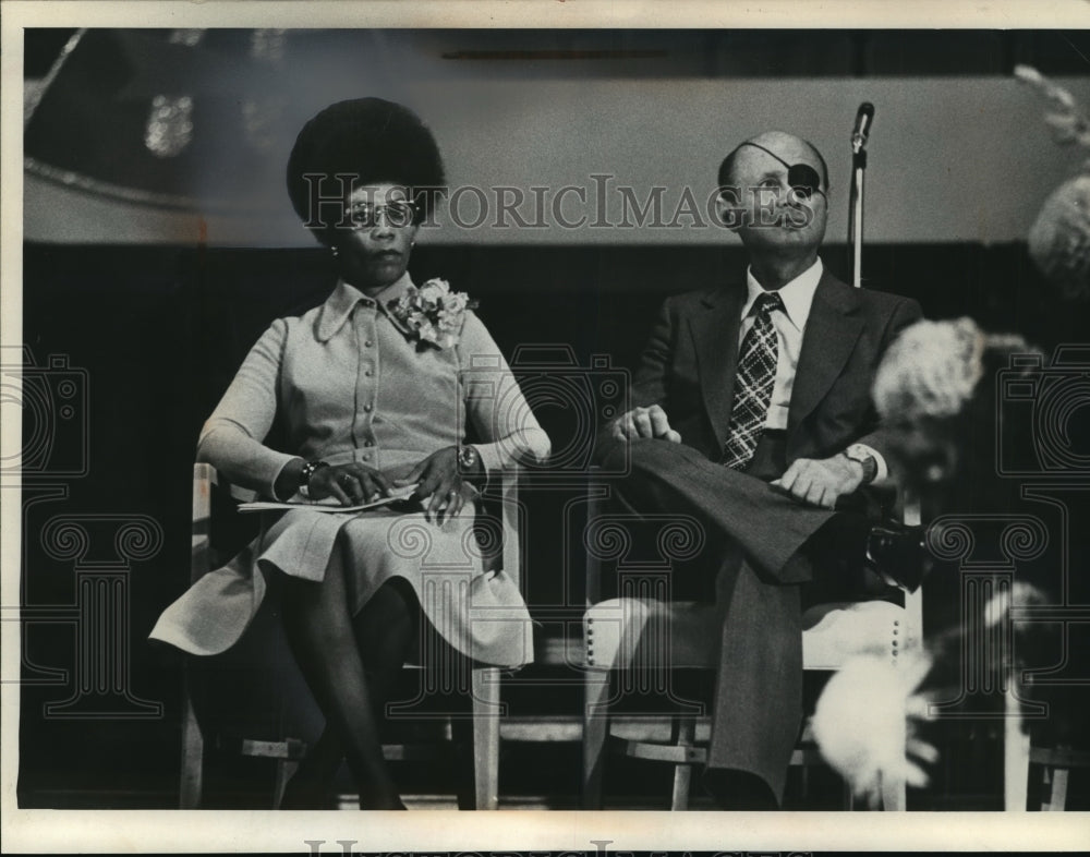 1974 Press Photo General Moshe Dayan and Lauri Wynn wait to speak for WEAC