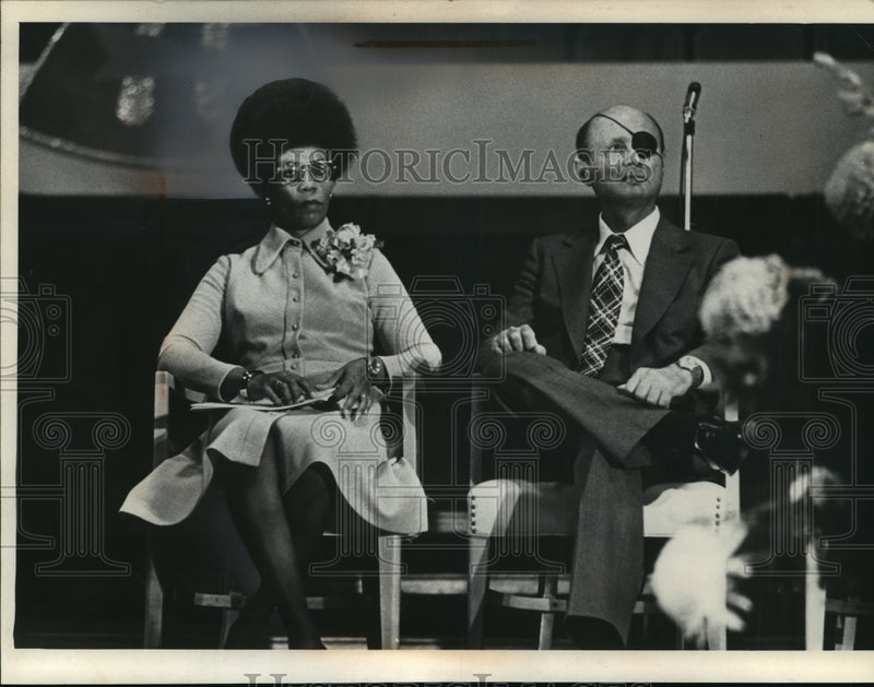 Load image into Gallery viewer, 1974 Press Photo General Moshe Dayan and Lauri Wynn wait to speak for WEAC

