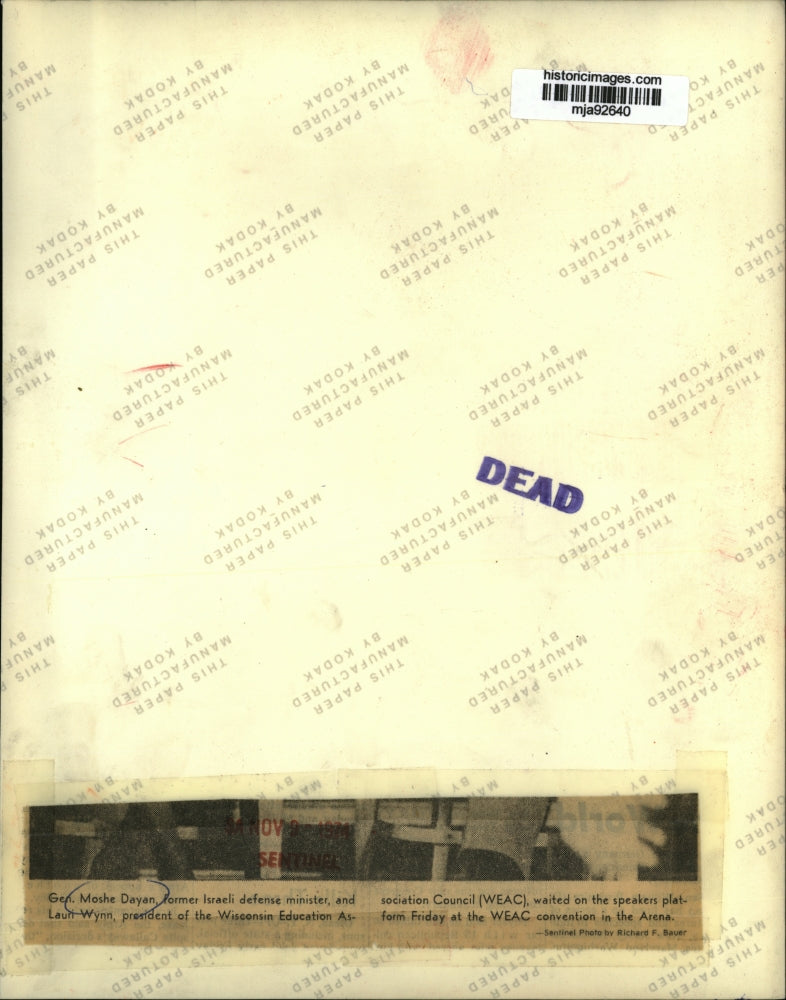 1974 Press Photo General Moshe Dayan and Lauri Wynn wait to speak for WEAC