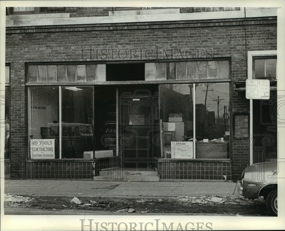 1982 Press Photo Milwaukee Tool Loan Center- Historic Images