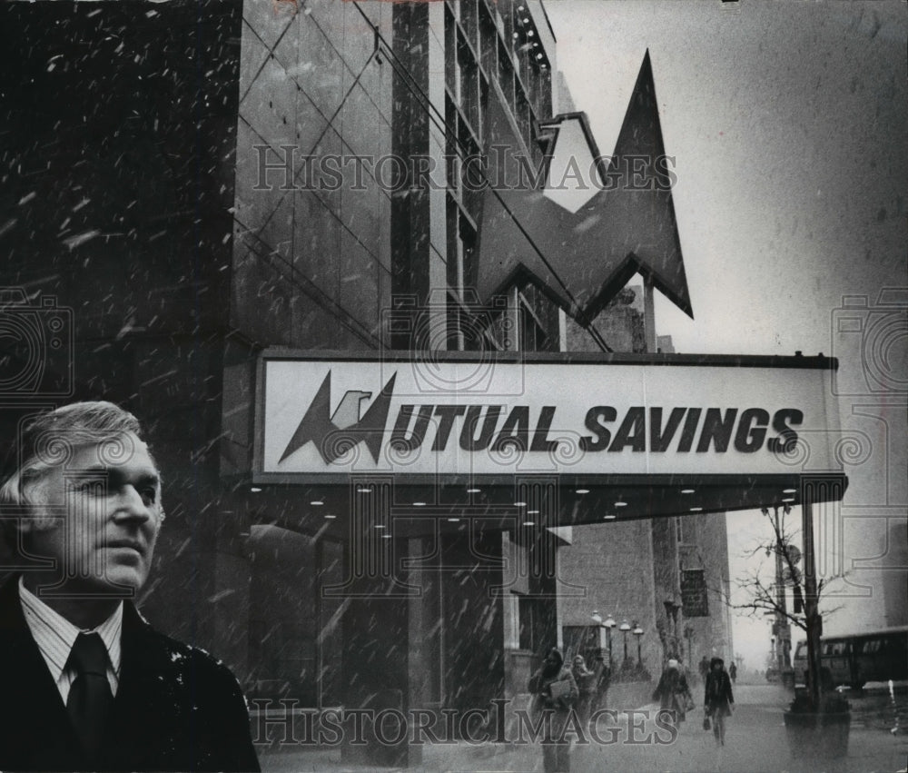 1974 Press Photo Michael Crowley stands outside Mutual Savings and Loan Assoc.- Historic Images