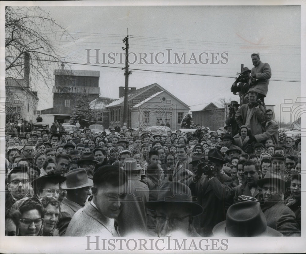 1956 Press Photo Crowd outside church at wedding of Julius La Rosa, Wisconsin- Historic Images