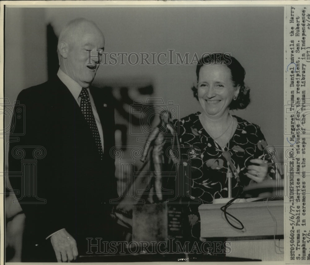 1977 Press Photo Margaret Truman Daniel gives award to Senator Hubert Humphrey - Historic Images