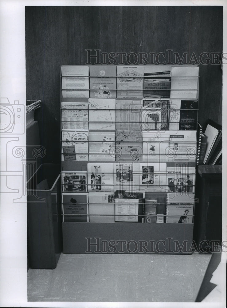 1965 Press Photo The Milwaukee Sentinel, promotional material, lobby - mja92823