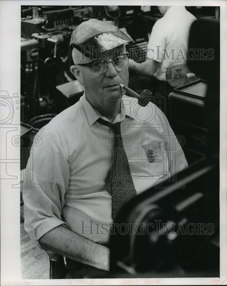 1968 Press Photo Art Coulthard Retires from Milwaukee Journal After 39 Years- Historic Images