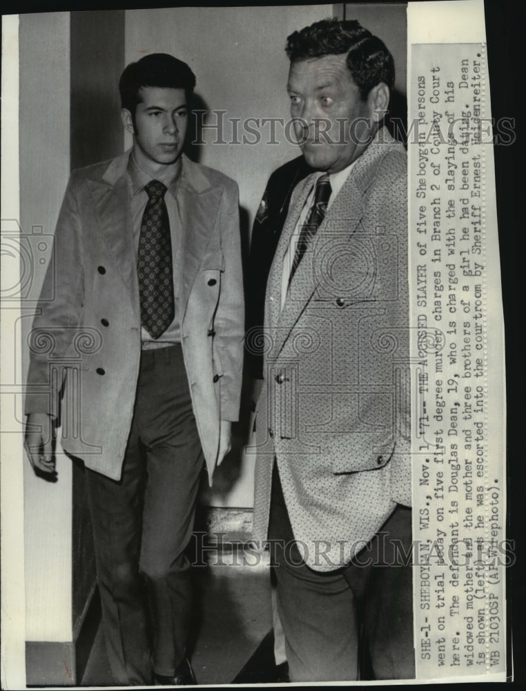 1971 Press Photo Douglas Dean (left), accused for murder of 5, is led to court- Historic Images