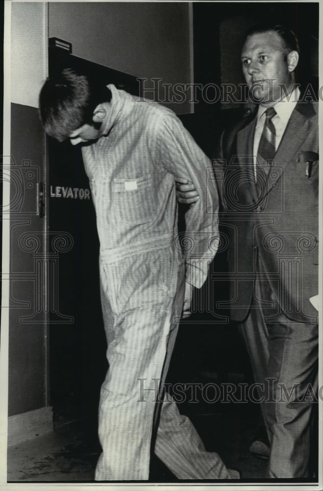 1971 Press Photo Douglas Dean is escorted to court in Sheboygan- Historic Images