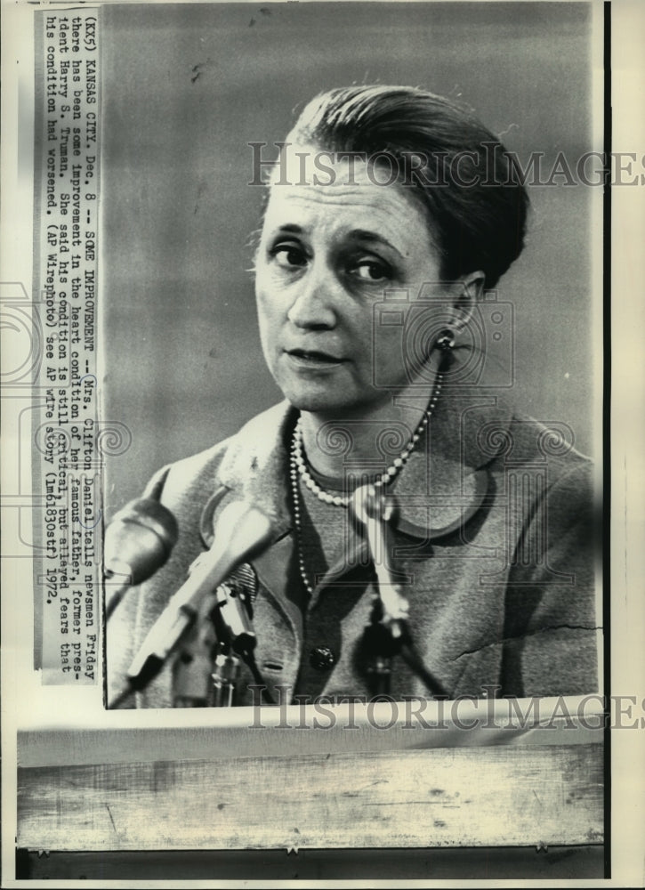 1972 Press Photo Mrs. Clifton Daniels Reports on Condition of Harry S. Truman
