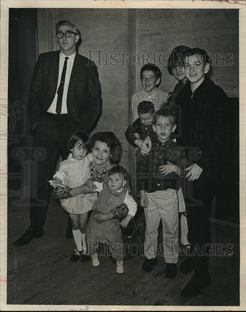 1965 Press Photo Harry J. Daniels with his wife and eight children at his trial- Historic Images