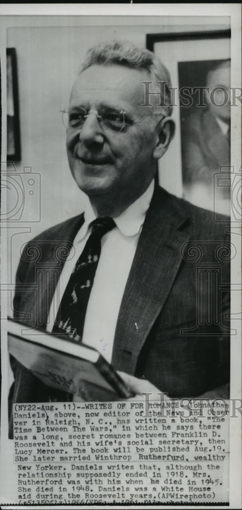 1966 Press Photo &quot;The Time Between The Wars&quot; author Johnathan Daniels