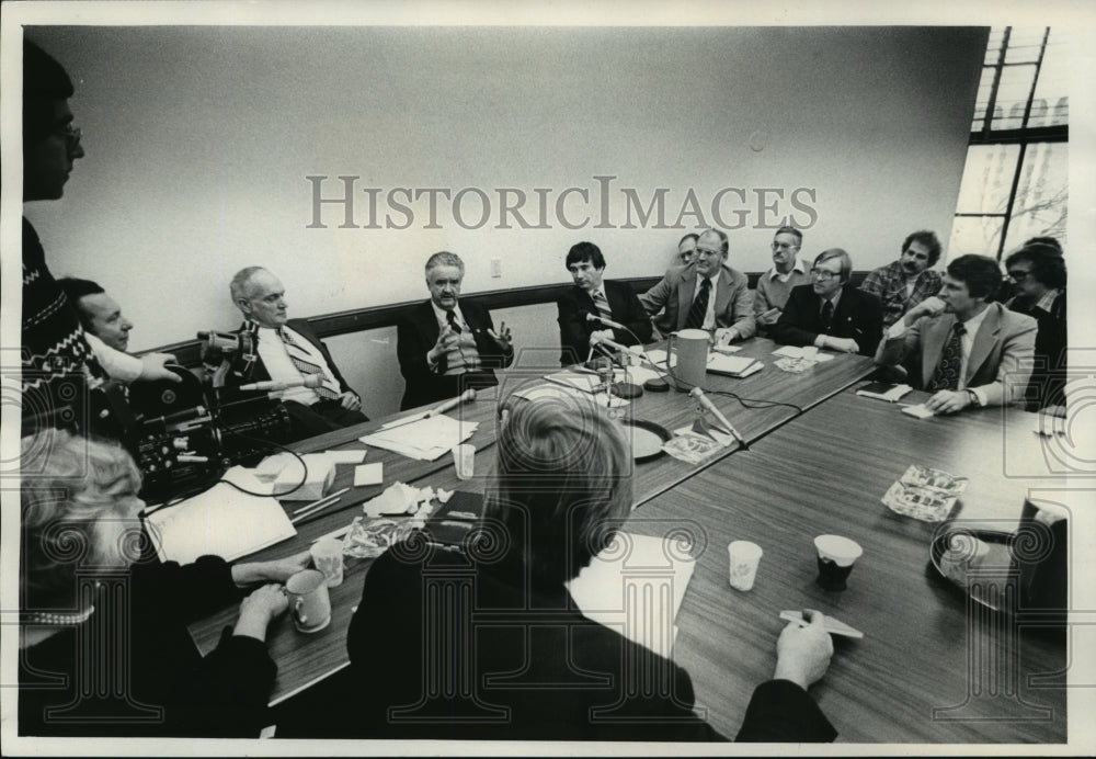 1978 Press Photo Lt. Governor Elect Russel Olson and Lee Dreyfus at caucus - Historic Images