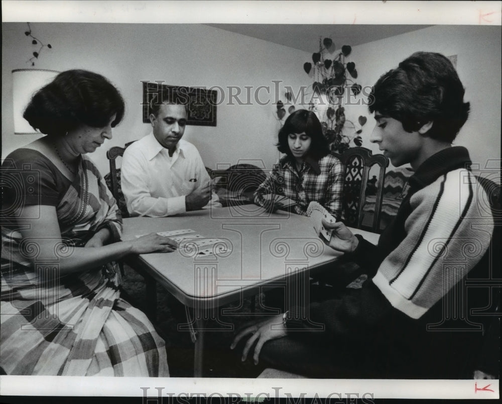 1978 Press Photo Ani Deshpande Played Bridge with his Mother, Father, and Sister- Historic Images