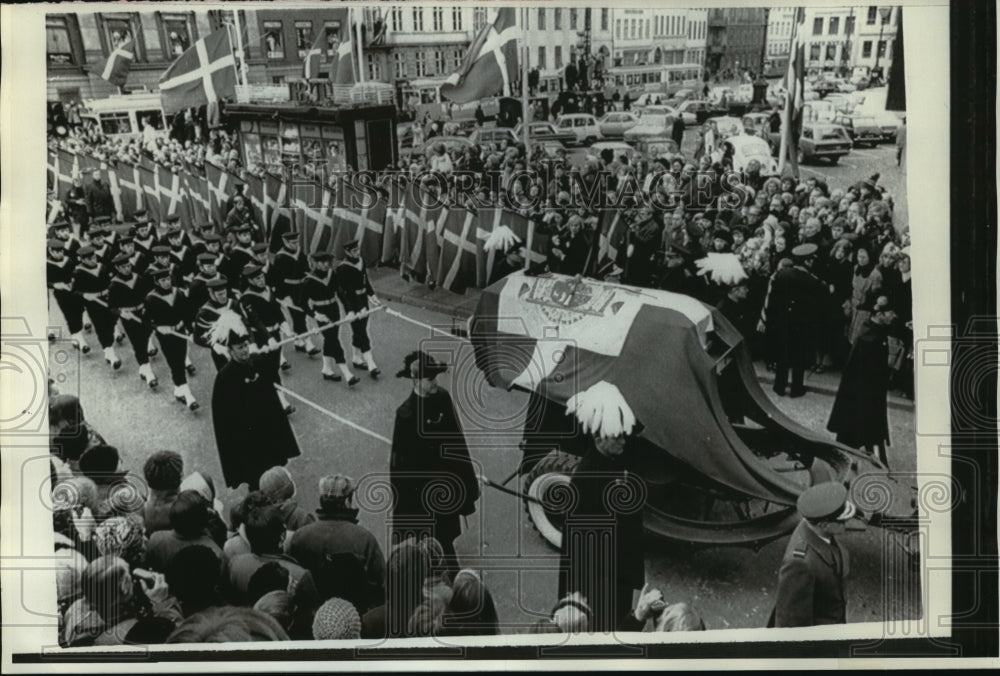 1973 Press Photo Coffin Of Denmark's Frederick IV At Christianborg Palace