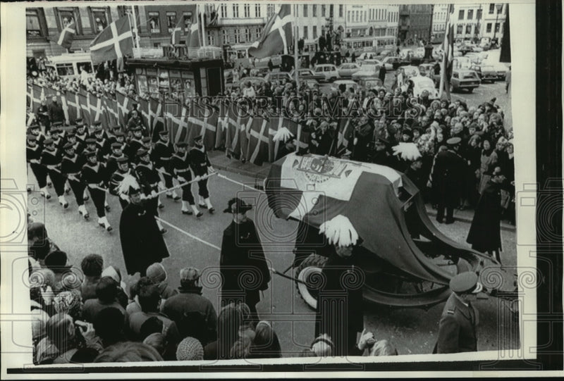 Load image into Gallery viewer, 1973 Press Photo Coffin Of Denmark's Frederick IV At Christianborg Palace
