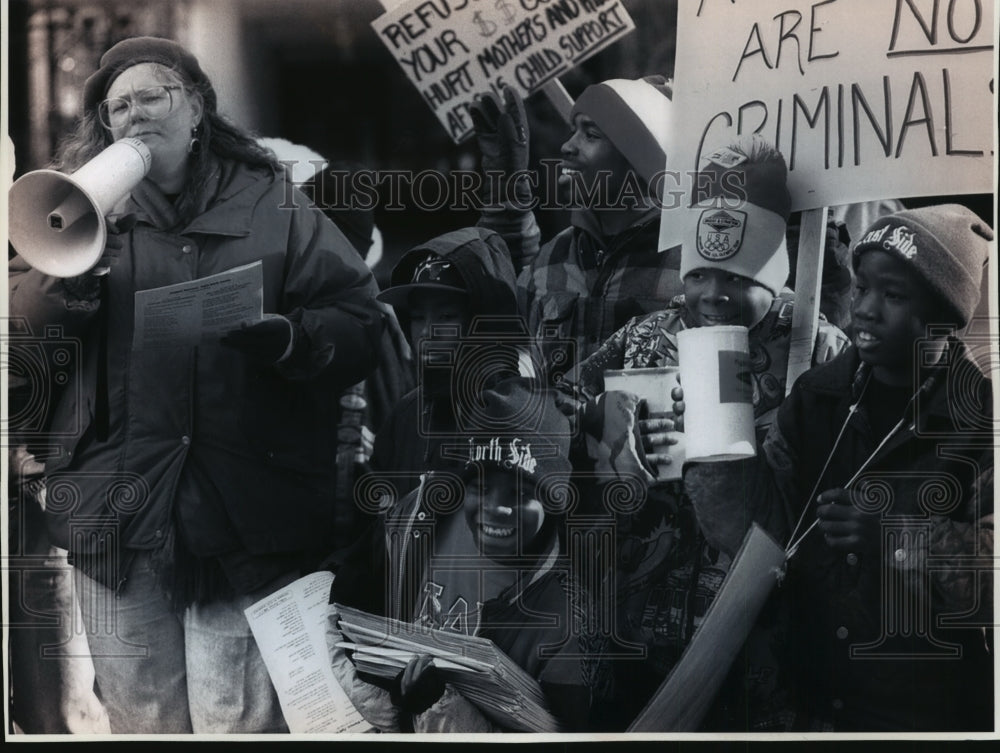 1993 Press Photo Pat Gowens leads Christmas tunes but with protesting lyrics- Historic Images