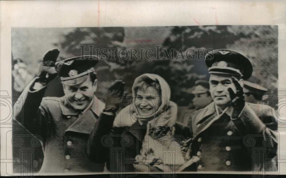 1963 Press Photo Russian Cosmonauts wave as they watch a parade in Red Square- Historic Images